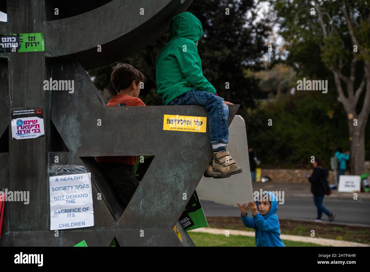 Gerusalemme, Israele. 22 novembre 2021. Dimostrazione contro il virus Corona protocollo di emergenza strickening ed estensione di fronte alla casa israeliana degli eletti - la Knesset. Ad un certo punto i manifestanti sono riusciti ad attraversare il blocco della polizia, che presto è stato sostituito da uno più fermo. I manifestanti portavano segni contro la coercizione del vaccino, i vaccini per bambini, la tirannia medica, il Green Badge e l'estensione dei protocolli di emergenza in vigore dal luglio 2020. Credit: Matan Golan/Alamy Live News Foto Stock