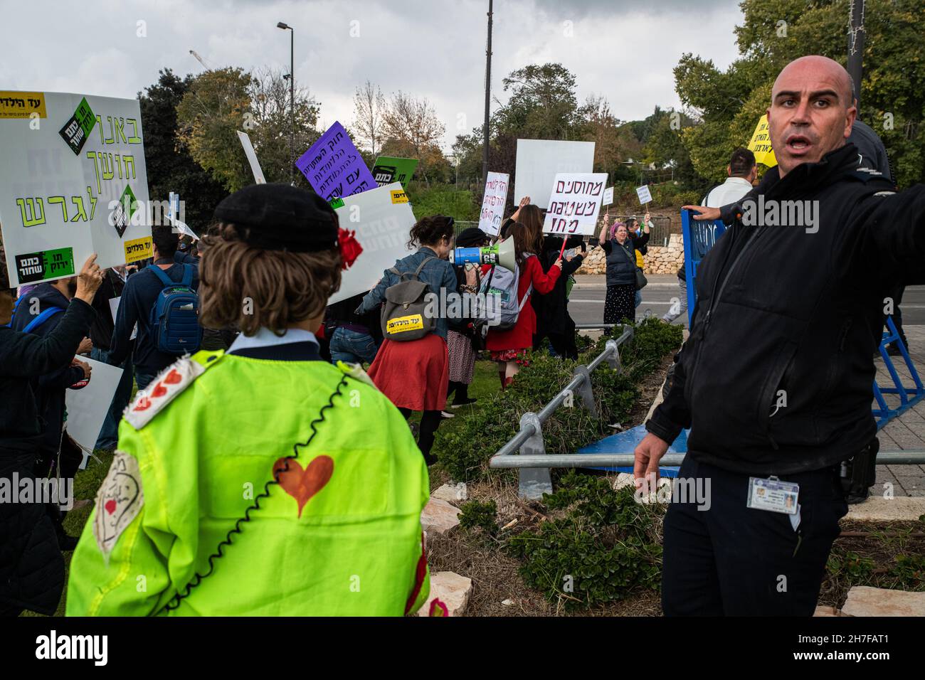 Gerusalemme, Israele. 22 novembre 2021. Dimostrazione contro il virus Corona protocollo di emergenza strickening ed estensione di fronte alla casa israeliana degli eletti - la Knesset. Ad un certo punto i manifestanti sono riusciti ad attraversare il blocco della polizia, che presto è stato sostituito da uno più fermo. I manifestanti portavano segni contro la coercizione del vaccino, i vaccini per bambini, la tirannia medica, il Green Badge e l'estensione dei protocolli di emergenza in vigore dal luglio 2020. Credit: Matan Golan/Alamy Live News Foto Stock