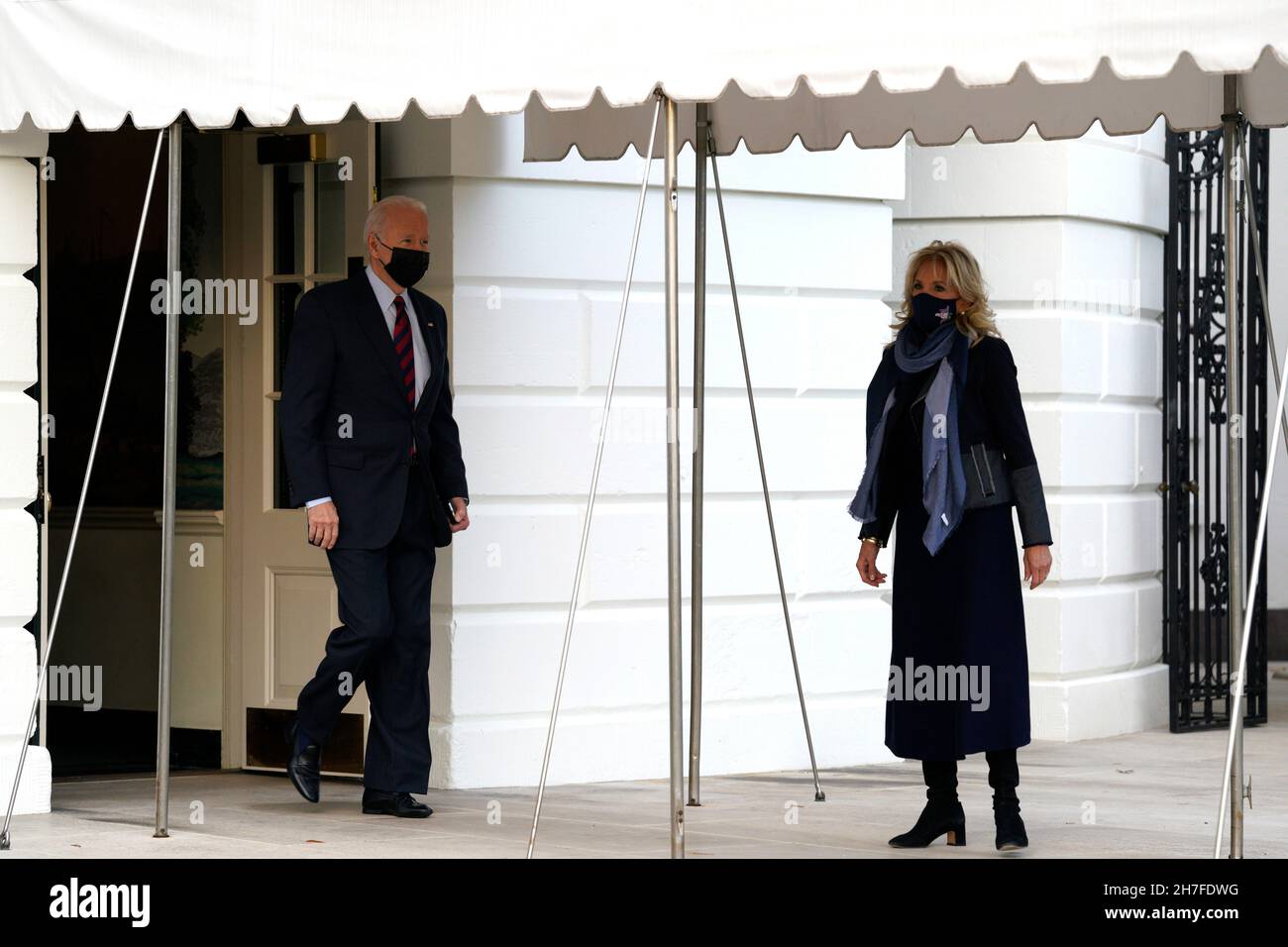 Il Presidente degli Stati Uniti Joe Biden e la prima signora Jill Biden partono dalla Casa Bianca di Washington il 22 novembre 2021 per celebrare l'amicizia con i membri del servizio e le famiglie militari a Fort Bragg, North Carolina. Credit: Yuri Gripas/Pool via CNP /MediaPunch Foto Stock