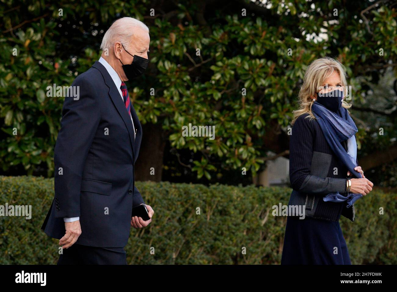 Il Presidente degli Stati Uniti Joe Biden e la prima signora Jill Biden partono dalla Casa Bianca a Washington il 22 novembre 2021 per celebrare l'amicizia con i membri del servizio e le famiglie militari a Fort Bragg, North Carolina.Credit: Yuri Gripas/Pool via CNP /MediaPunch Foto Stock