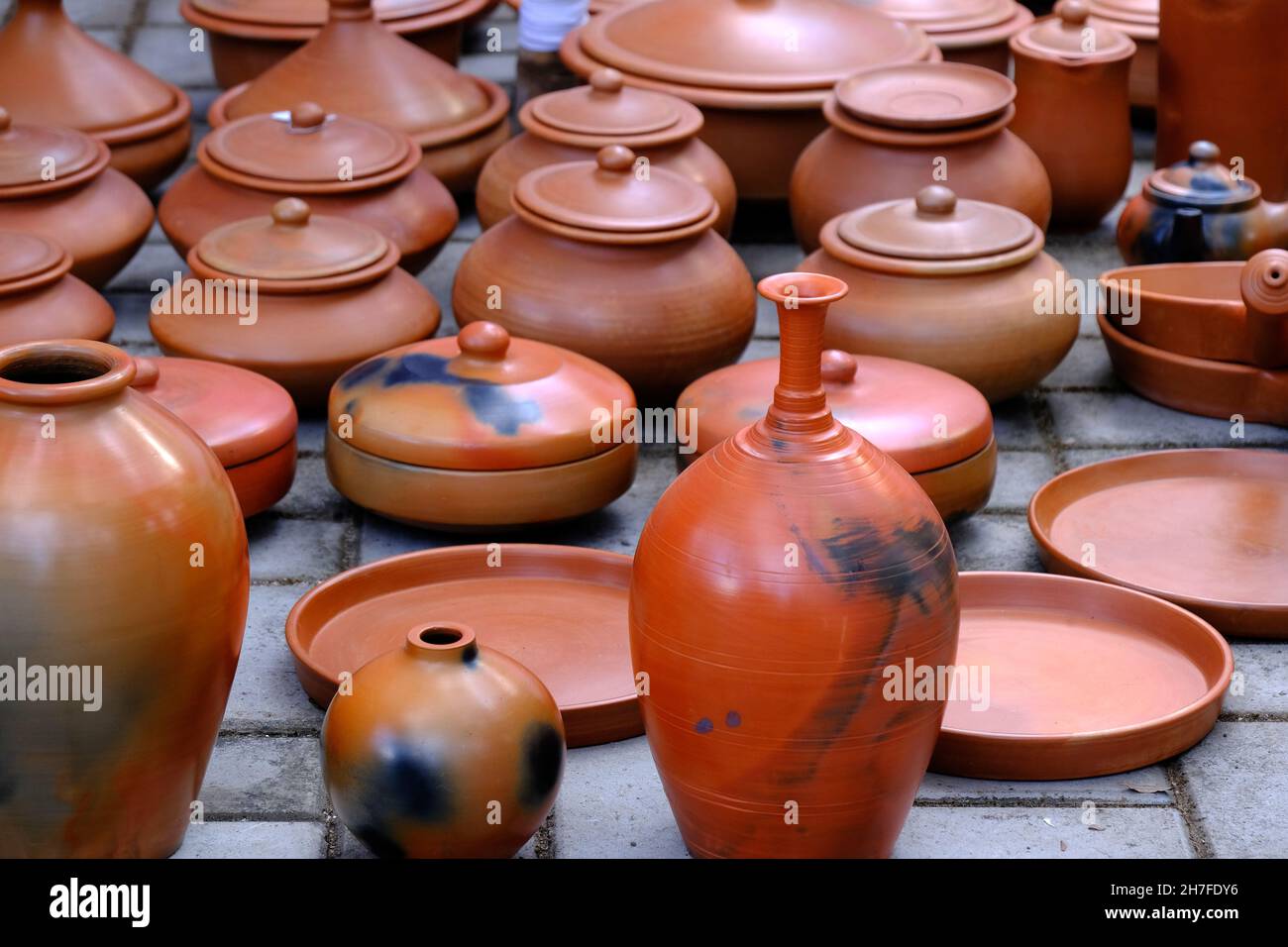 Terracotta, pentola, tazza da cucina souvenir pila presso negozio di ceramiche artigianali di strada. Terracotta prodotti fatti a mano nel mercato artigianale di Pune, India. Foto Stock