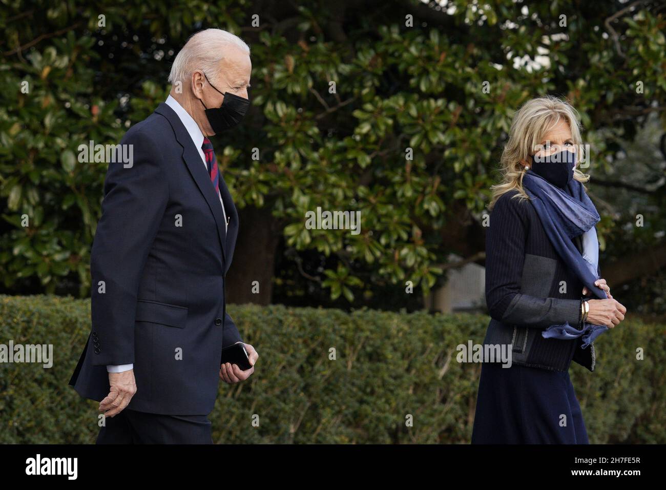 Washington, Stati Uniti. 22 novembre 2021. Il Presidente degli Stati Uniti Joe Biden e la prima signora Jill Biden partono dalla Casa Bianca a Washington lunedì 22 novembre 2021 per celebrare l'amicizia con i membri del servizio e le famiglie militari a Fort Bragg, North Carolina. Foto di Yuri Gripas/UPI Credit: UPI/Alamy Live News Foto Stock