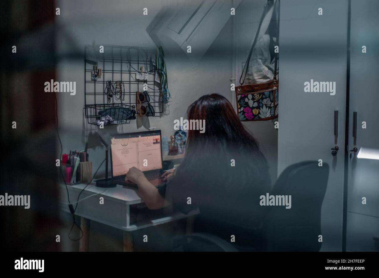Le studentesse indonesiane stanno studiando online in camera. Foto Stock