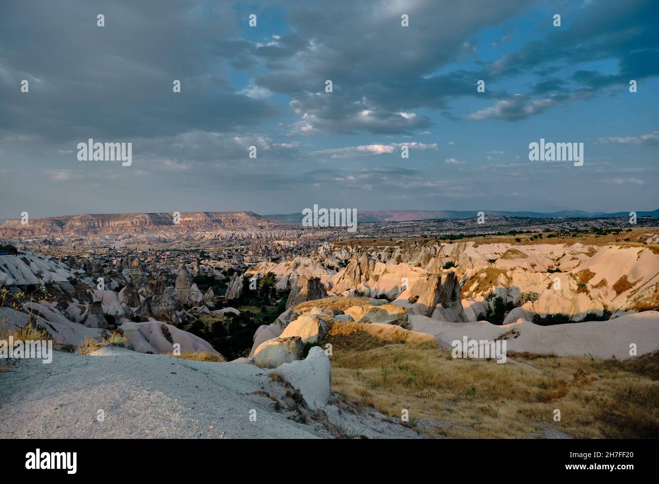 Vista panoramica vicino a Uchisar, Cappadocia con magnifico geologico naturale con cielo blu Foto Stock