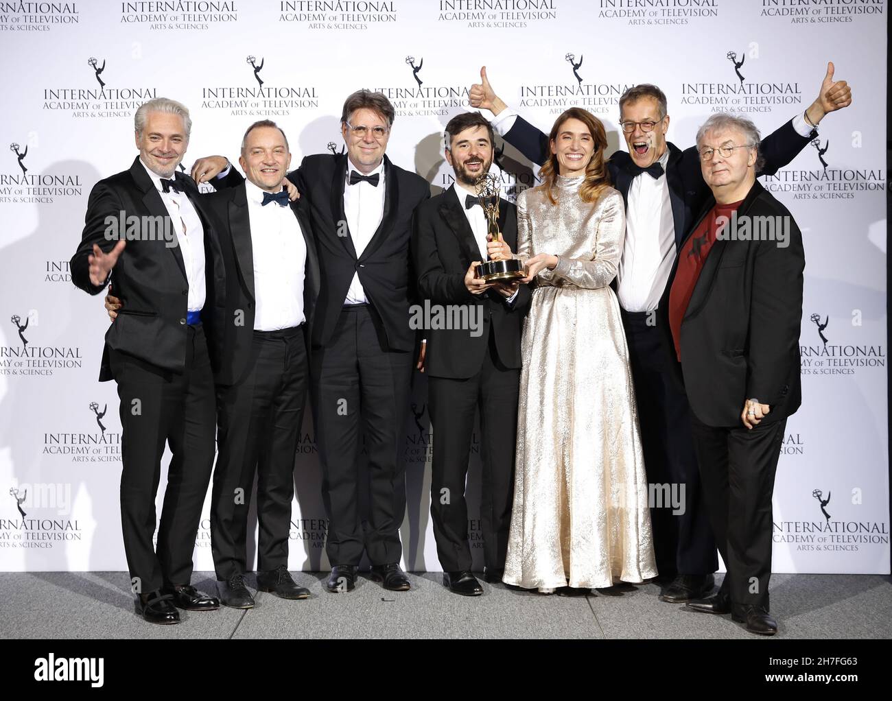 New York, Stati Uniti. 22 novembre 2021. L'attore francese Dominique Besnehard e il produttore Harold Valentin arrivano con il premio Comedy per 'Call my Agent! - Stagione 4' nella sala stampa del 49° International Emmy Awards alla Casa Cipriani di New York, lunedì 22 novembre 2021. Foto di John Angelillo/UPI Credit: UPI/Alamy Live News Foto Stock