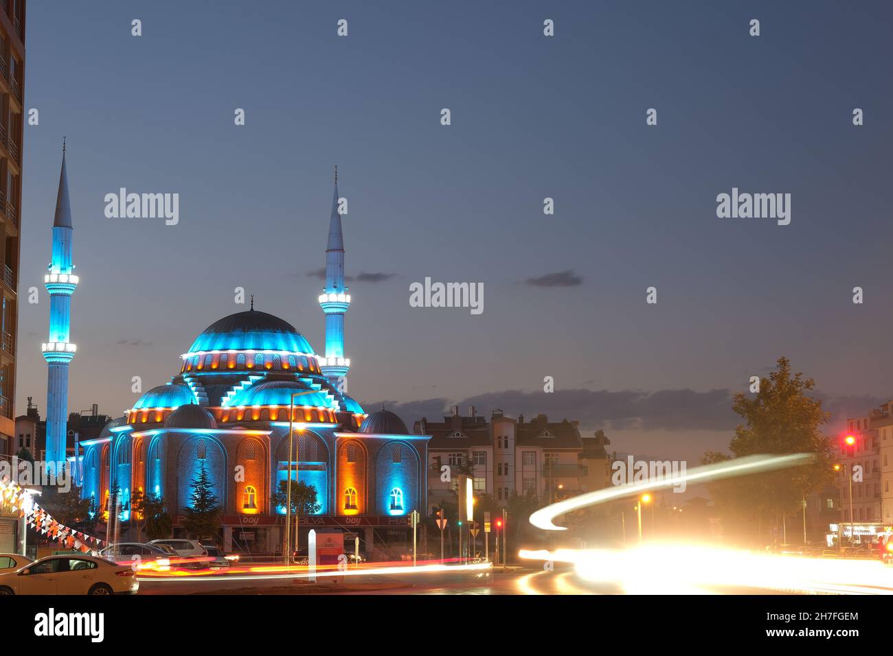 Konya. Turchia. Luci blu sulla moschea e foto a lunga esposizione di automobili sulla città e il centro di Konya di notte. Foto Stock