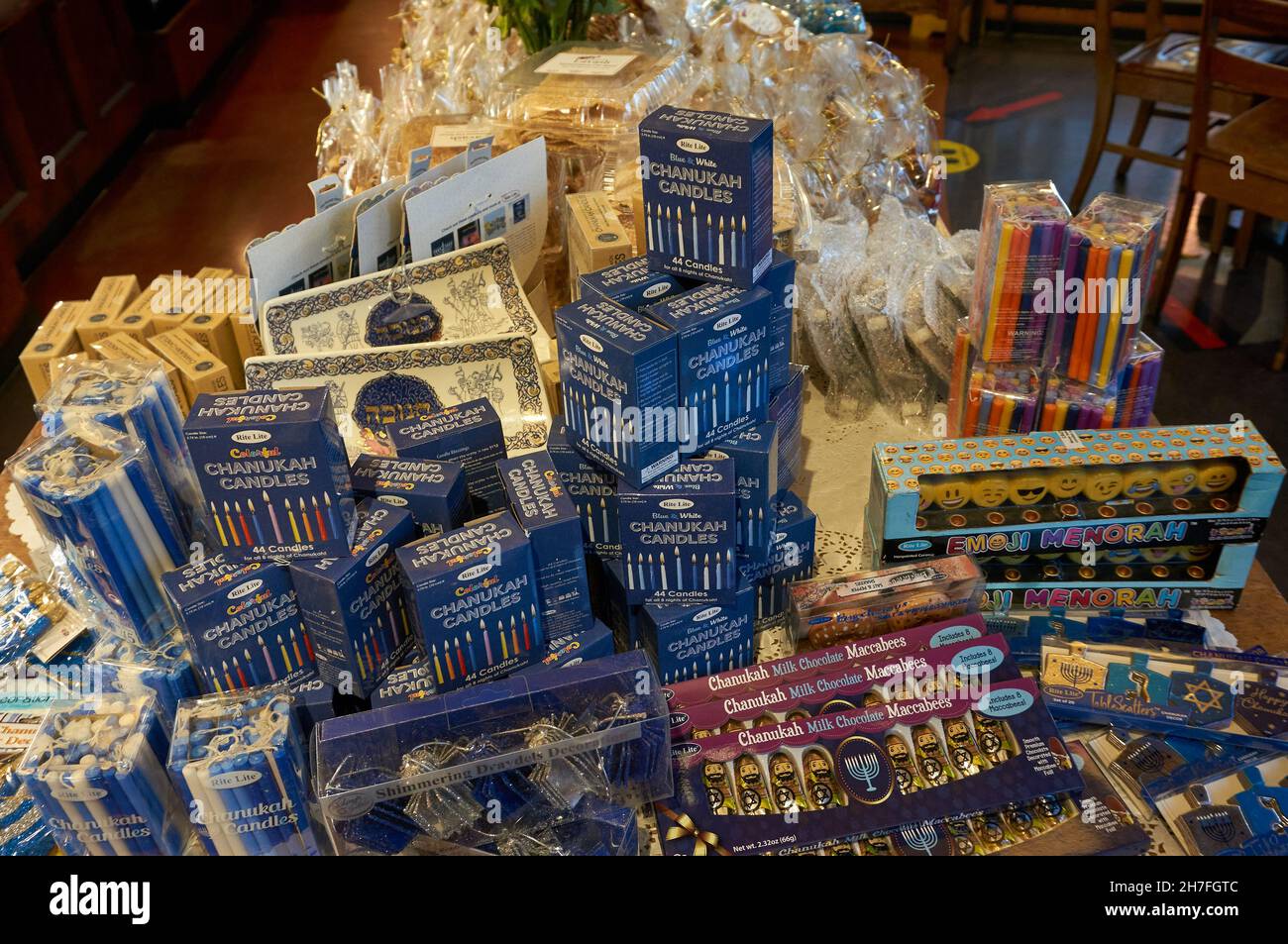 Candele e cibi ebraici Chanukah o Hanukkah in vendita in un negozio Foto Stock