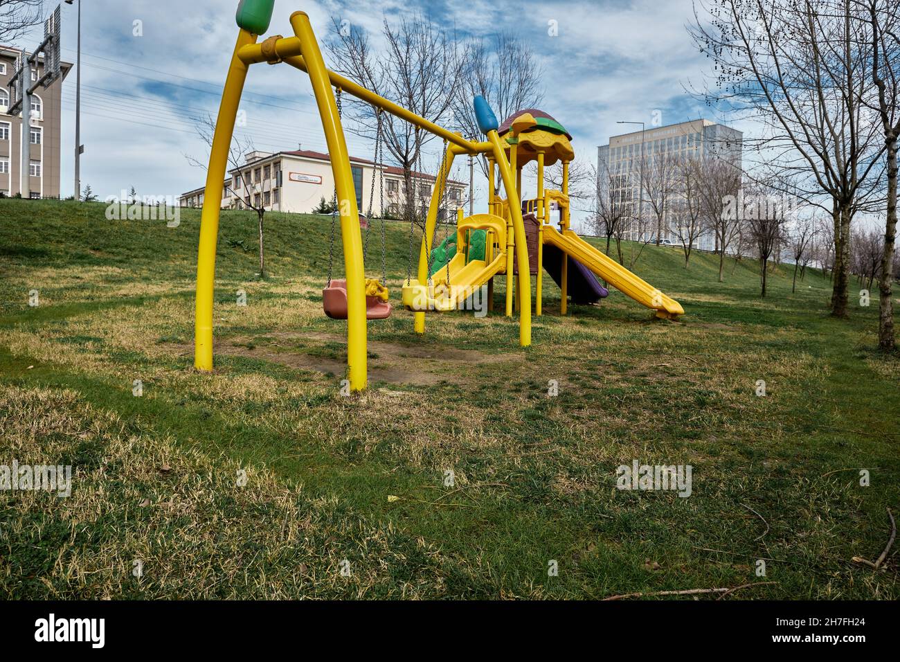 Parco giochi colorato su erba verde e percorso a piedi insieme Foto Stock