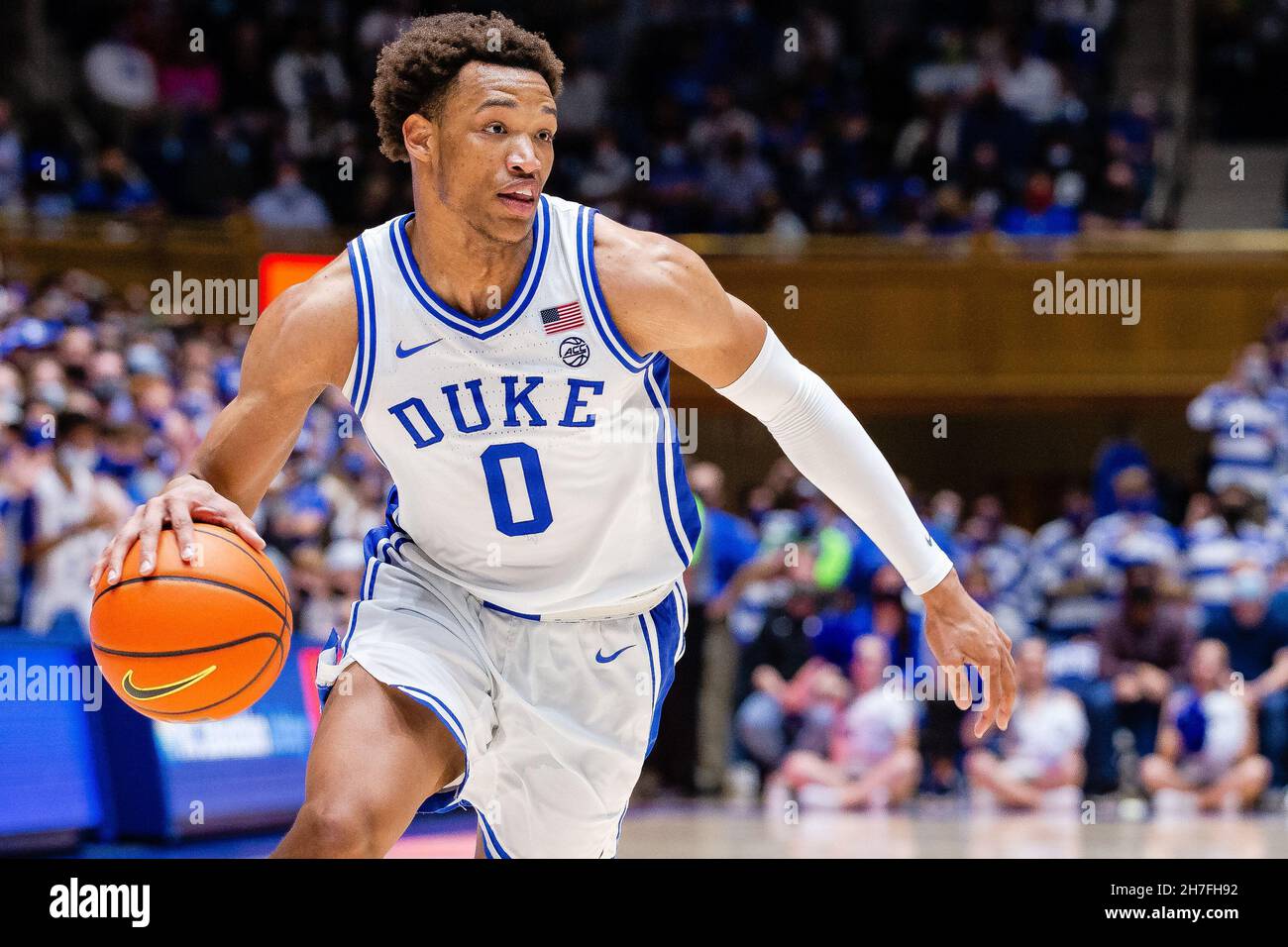 22 novembre 2021: Duke Blue Devils in avanti Wendell Moore Jr. (0) guida con la palla contro la Citadel Bulldogs durante la seconda metà della partita di pallacanestro NCAA a Cameron Indoor a Durham, NC. (Scott Kinser/Cal Sport Media) Foto Stock