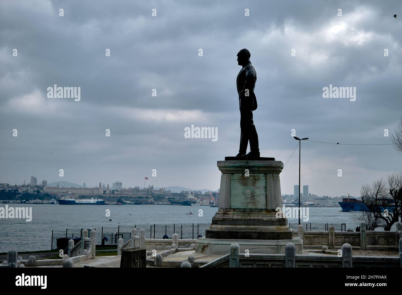 Ataturk fondatore della scultura della repubblica Turca a Sarayburnu istanbul durante il tempo coperto e sfondo bosforo istanbul Foto Stock