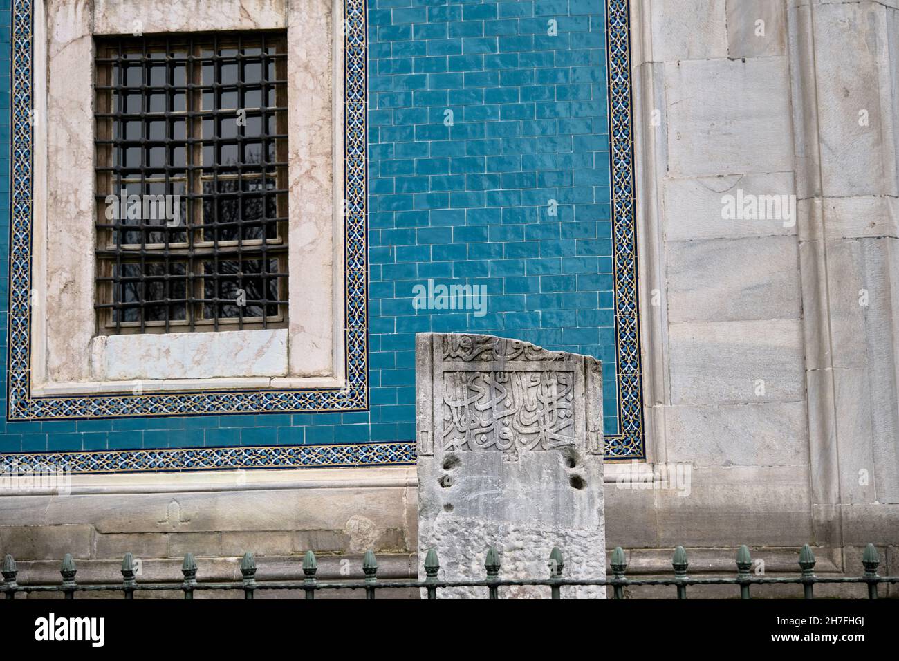 Ombstone o lapide scritto da lettere arabiche in lingua ottomana in Bursa tomba verde (Yesil Turbe) con la ceramica iznik (cini) parete sepolcrale coperta Foto Stock