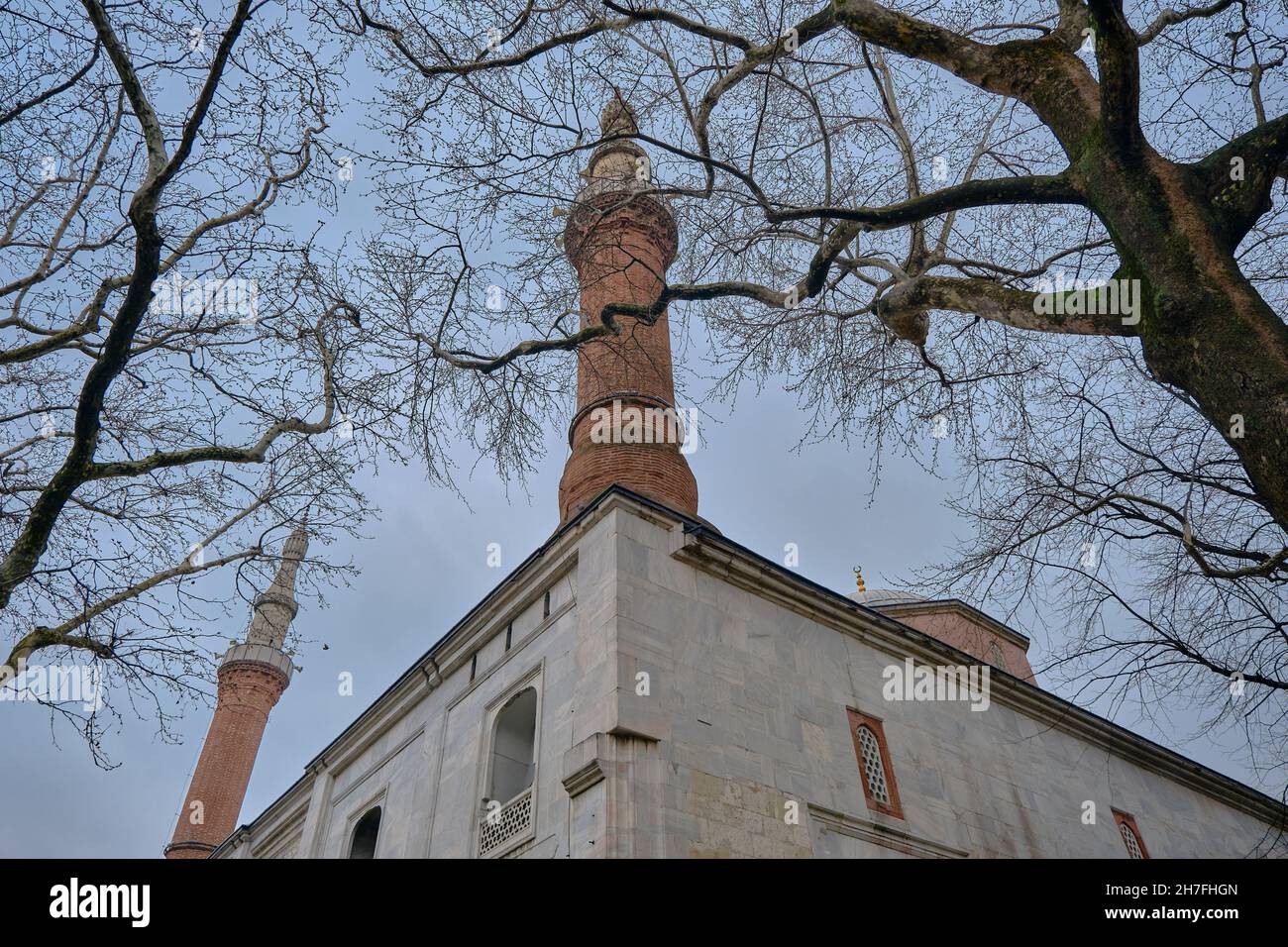Moschea verde (yesil cami) nel centro della vecchia capitale della bursa ottomana durante il cielo coperto e la pioggia giorno. Foto Stock