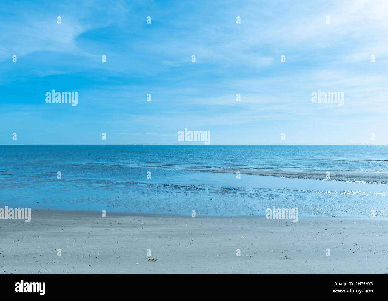 Spiaggia grigia, mare blu e cielo blu a Surat Thani, Thailandia. Foto Stock