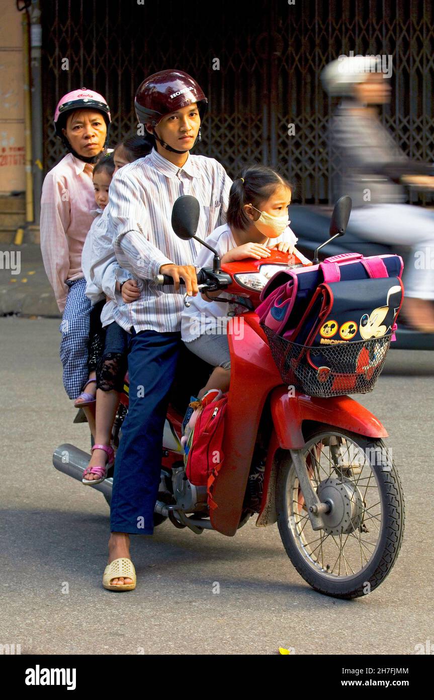 VIETNAM, HANOI, FAMIGLIA DI 5 PERSONE SU UNA MOTO IN VIA HANOI Foto Stock