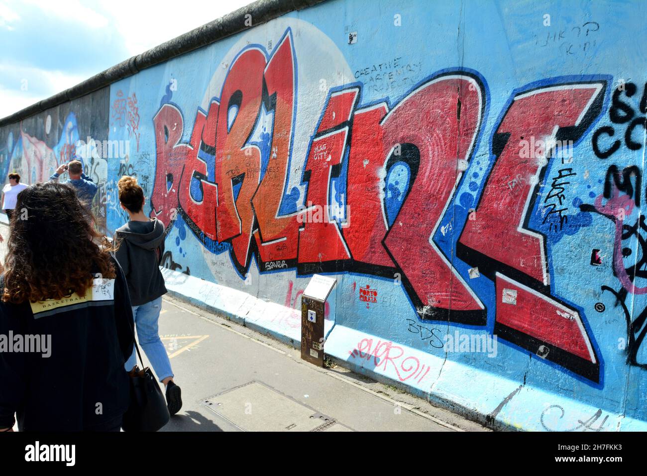 GERMANIA. BERLINO. FRIEDRICHSHAIN. LA EAST GALLERY È UN MUSEO ALL'APERTO DI 1.3KM DI LUNGHEZZA CON I MIGLIORI DIPINTI REALIZZATI SULL'EX MURO DI BERLINO. Foto Stock