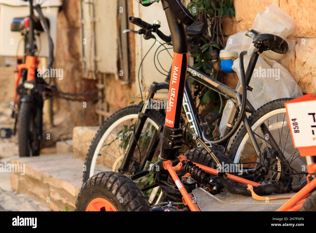 gerusalemme-israele. 26-02-2021. Bicicletta elettrica dell'Unione di soccorso, per uso di primo soccorso nei vicoli stretti di Nachlaot Foto Stock