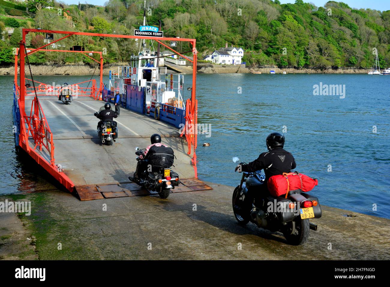 REGNO UNITO. INGHILTERRA. CORNOVAGLIA. FOWEY. BODINNICK. FERRYSIDE, LA CASA IN CUI LO SCRITTORE DAPHNE DU MAURIER VISSE TRA IL 1931 E IL 1943. LA CASA S Foto Stock