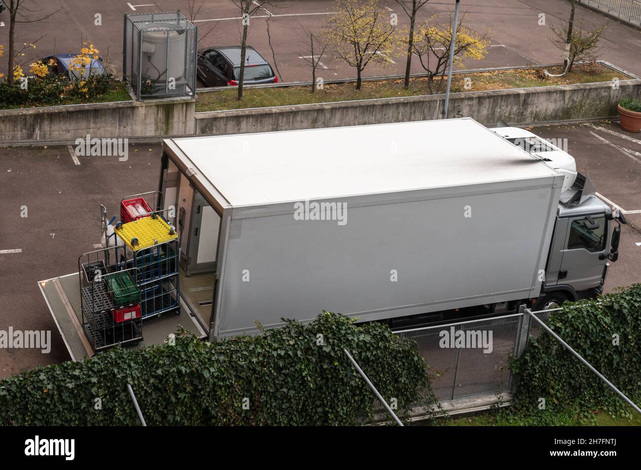 Un camion di una società di consegna dopo la consegna della merce Foto Stock