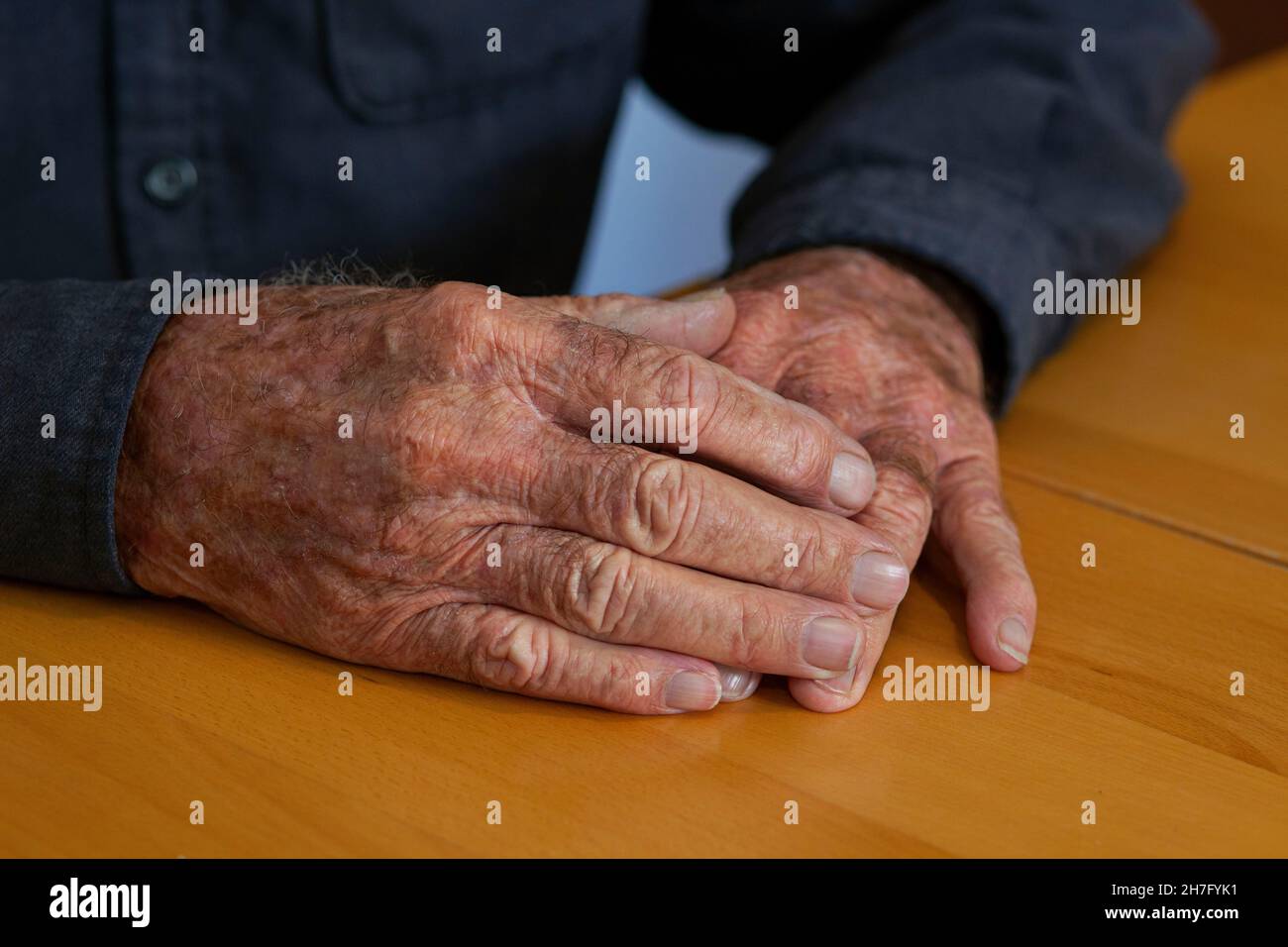 Un primo piano delle mani di un uomo anziano che stringe insieme MR - Model rilasciato Foto Stock