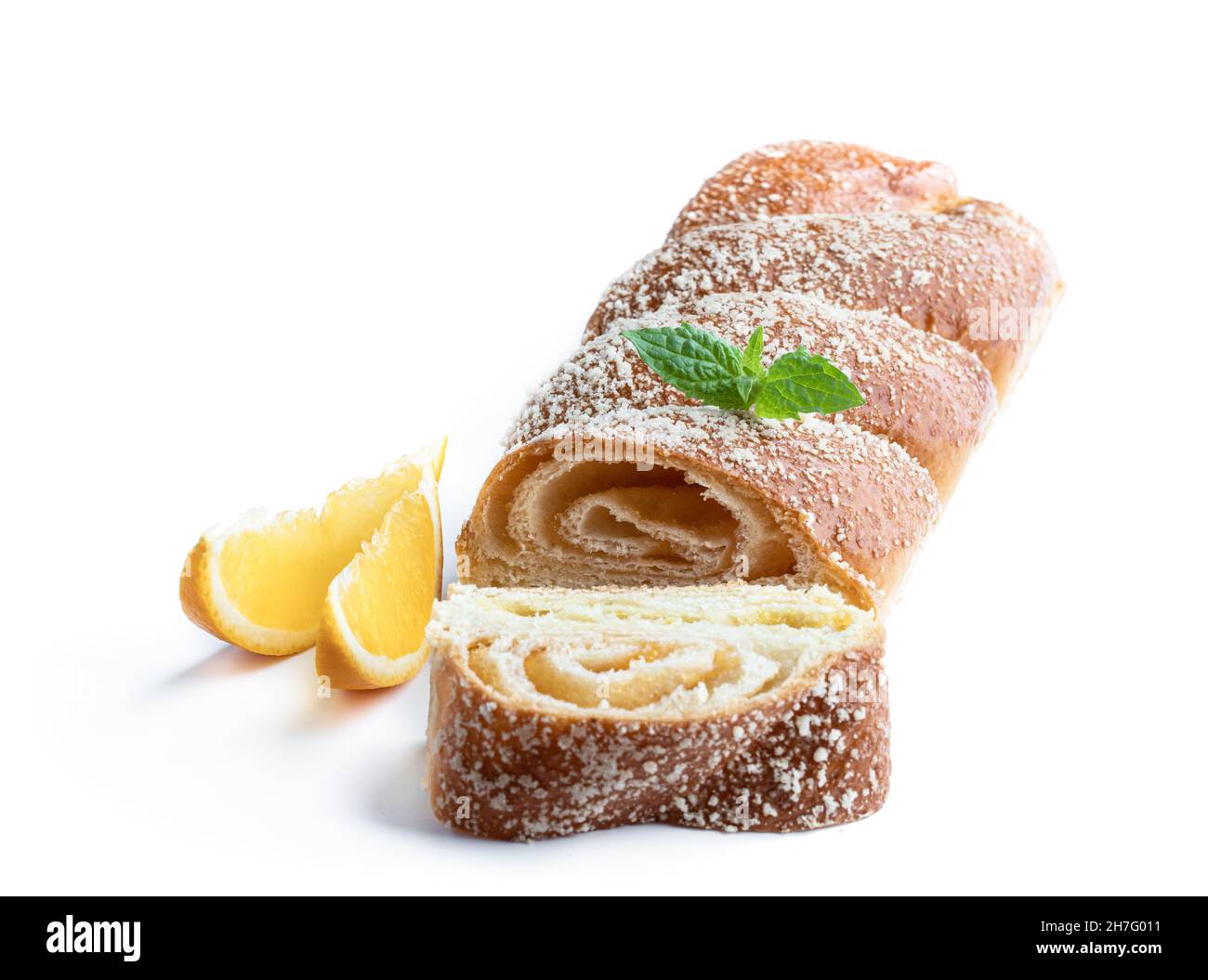 Torta fatta in casa con pasta di marmellata d'arancia biologica isolata su bianco Foto Stock