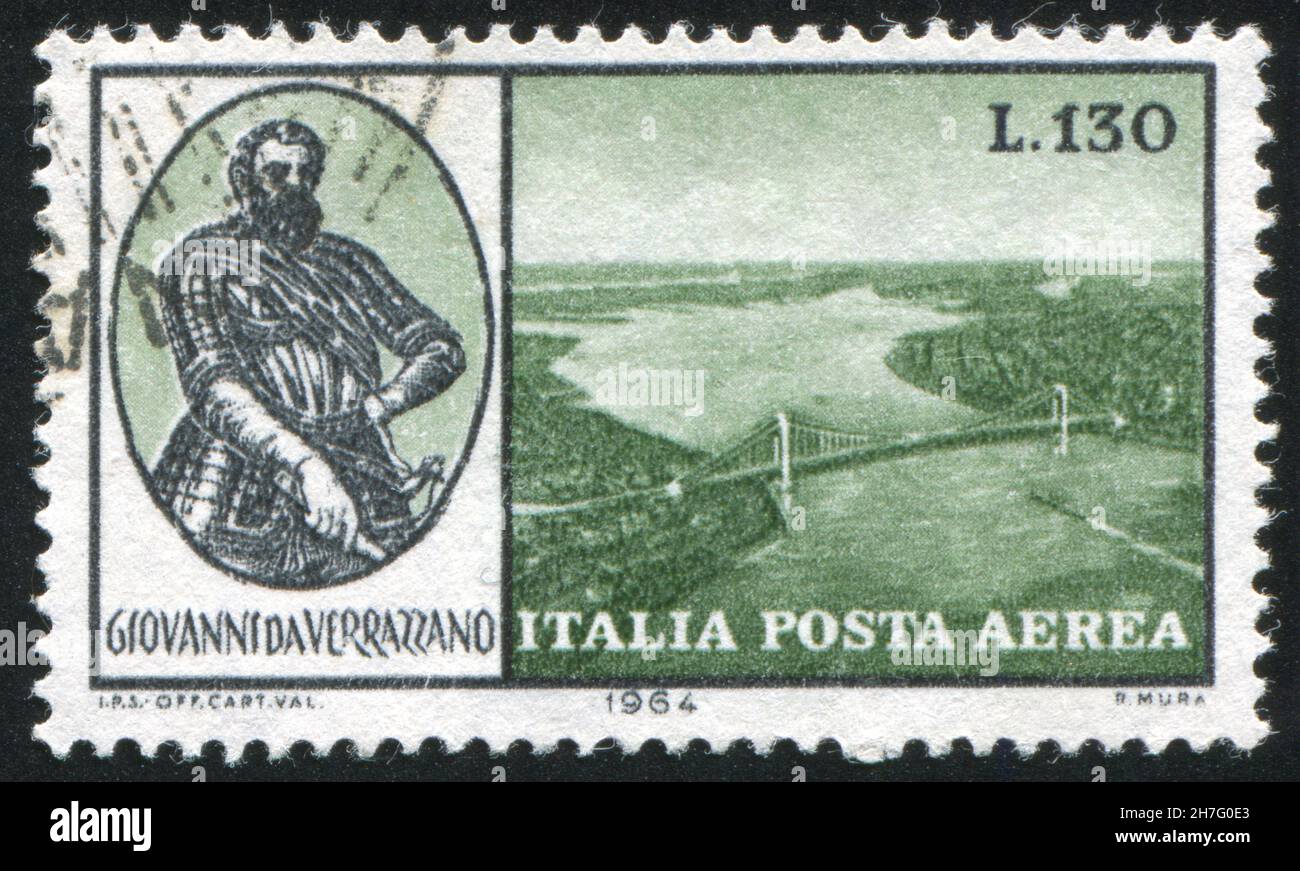 ITALIA - CIRCA 1964: Francobollo stampato dall'Italia, mostra Giovanni da Verrazano e ponte Verrazano-Narrows, New York Bay, circa 1964 Foto Stock