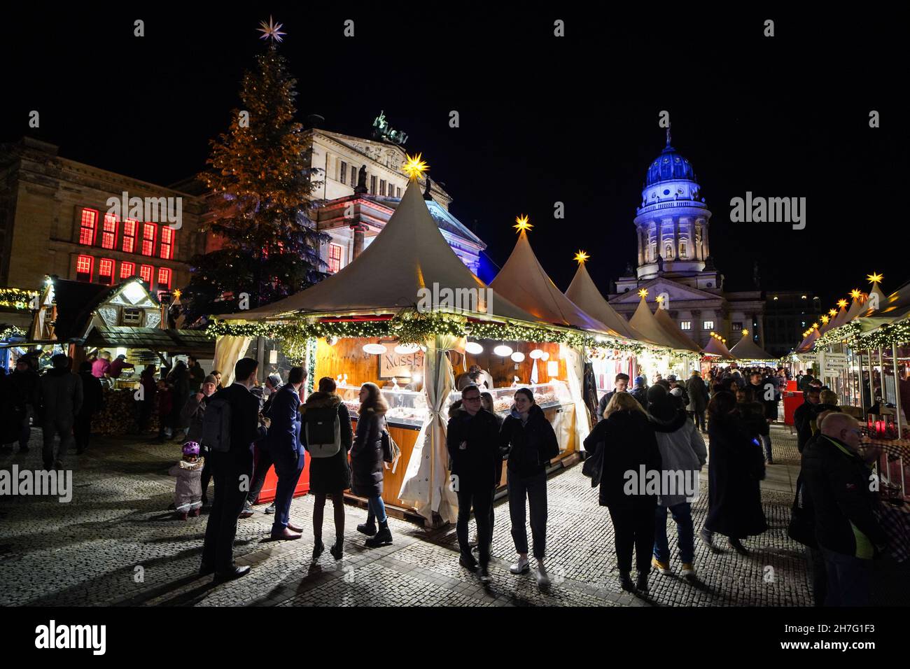 Berlino, Gremany. 22 novembre 2021. La gente visita il mercatino di Natale  sulla piazza Gendarmenmarkt a Berlino, capitale di Gremany, il 22 novembre  2021. Diversi mercatini di Natale a Berlino sono stati