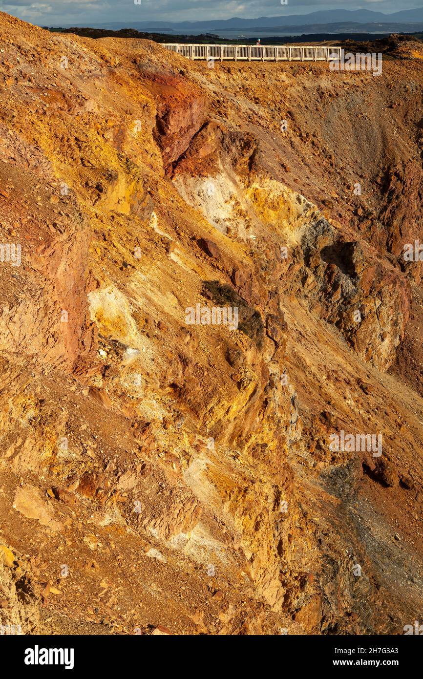 La miniera di rame molto colorata disutilizzata nel regno di rame di amlwch, Galles Foto Stock