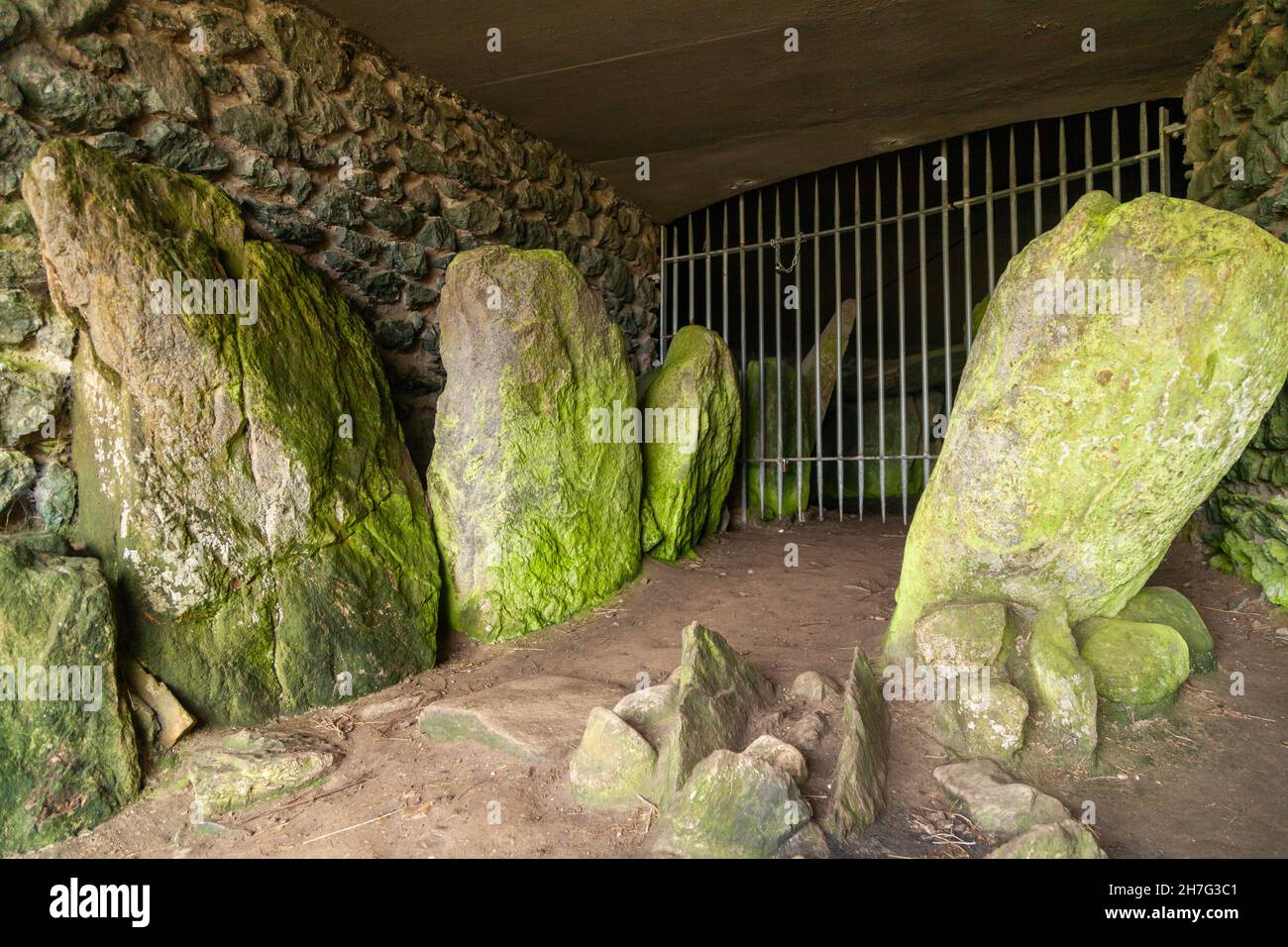 Barclodiad y Gawres è una camera di sepoltura neolitica tra Rhosneigr e Aberffraw sulla costa sud-occidentale dell'isola di Anglesey nel Galles del Nord Foto Stock
