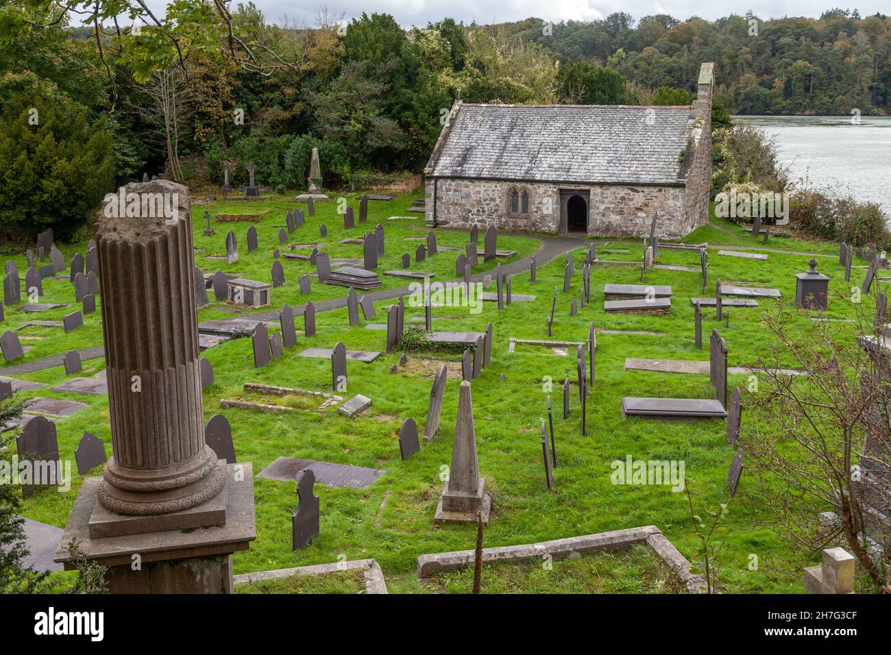 La chiesa di St Tysilio sull'isola della Chiesa si trova appena fuori Anglesey, all'interno dello stretto di Menai, Galles Foto Stock