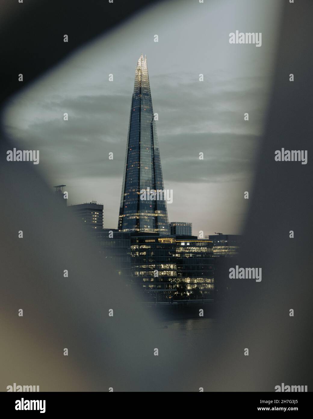 LONDRA, REGNO UNITO - 12 giugno 2021: Vista della torre Shard dal London Bridge nel Regno Unito Foto Stock