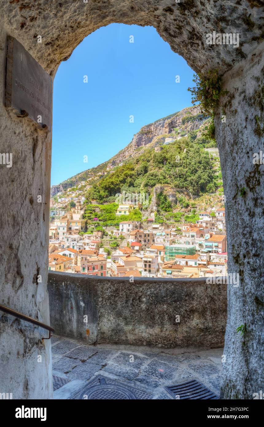 Vista sul paese di Amalfi lungo la Costiera Amalfitana in Italia Foto Stock