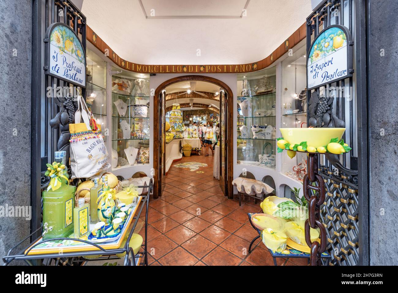 Napoli, Positano, Italia - Luglio 01 2021:tradizionale, colorato e caratteristico negozio di liquori e souvenir a Positano, Costiera Amalfitana, Italia. Foto Stock