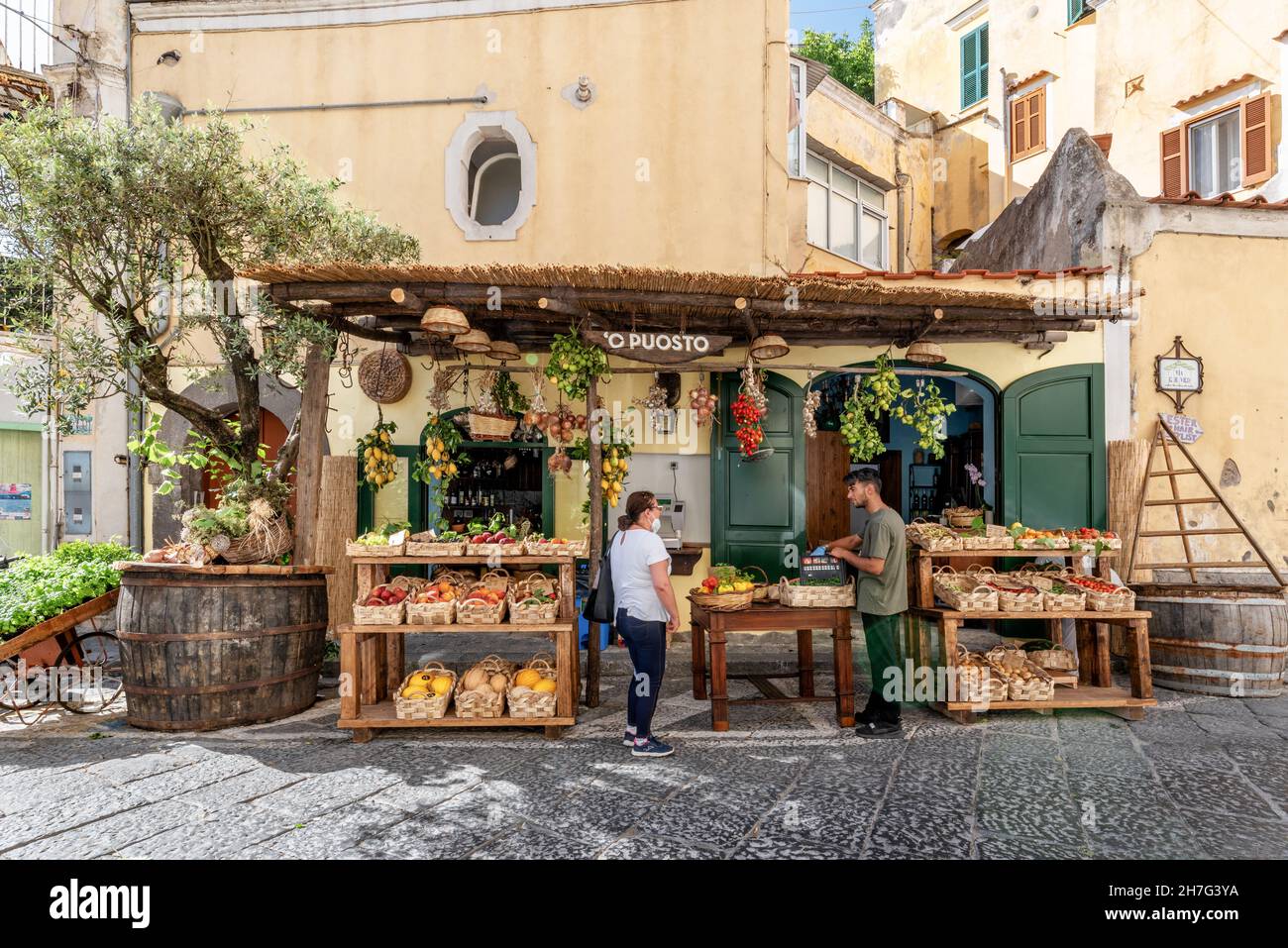 Ischia, Italia - Luglio 07 2021: Caratteristico stalla per la vendita di frutta e verdura Foto Stock