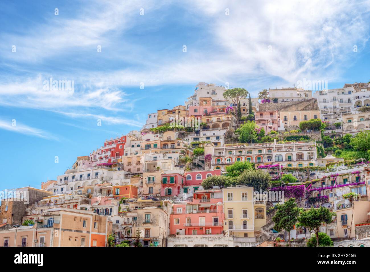 Vista sul paese di Positano lungo la Costiera Amalfitana in Italia, con le sue caratteristiche case colorate Foto Stock
