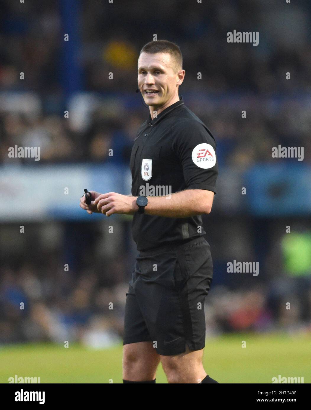 Arbitro Thomas Bramall durante la partita Skybet EFL League One tra Portsmouth e AFC Wimbledon a Fratton Park , Portsmouth, Regno Unito - 20 novembre 2021 solo per uso editoriale. Nessun merchandising. Per le immagini Football si applicano restrizioni fa e Premier League inc. Nessun utilizzo di Internet/cellulare senza licenza FAPL - per i dettagli contattare Football Dataco Foto Stock