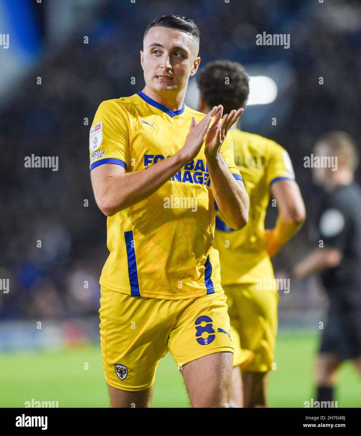 Anthony Hartigan di AFC Wimbledon durante la Skybet EFL League One match tra Portsmouth e AFC Wimbledon a Fratton Park , Portsmouth, Regno Unito - 20 novembre 2021 - solo per uso editoriale. Nessun merchandising. Per le immagini Football si applicano restrizioni fa e Premier League inc. Nessun utilizzo di Internet/cellulare senza licenza FAPL - per i dettagli contattare Football Dataco Foto Stock