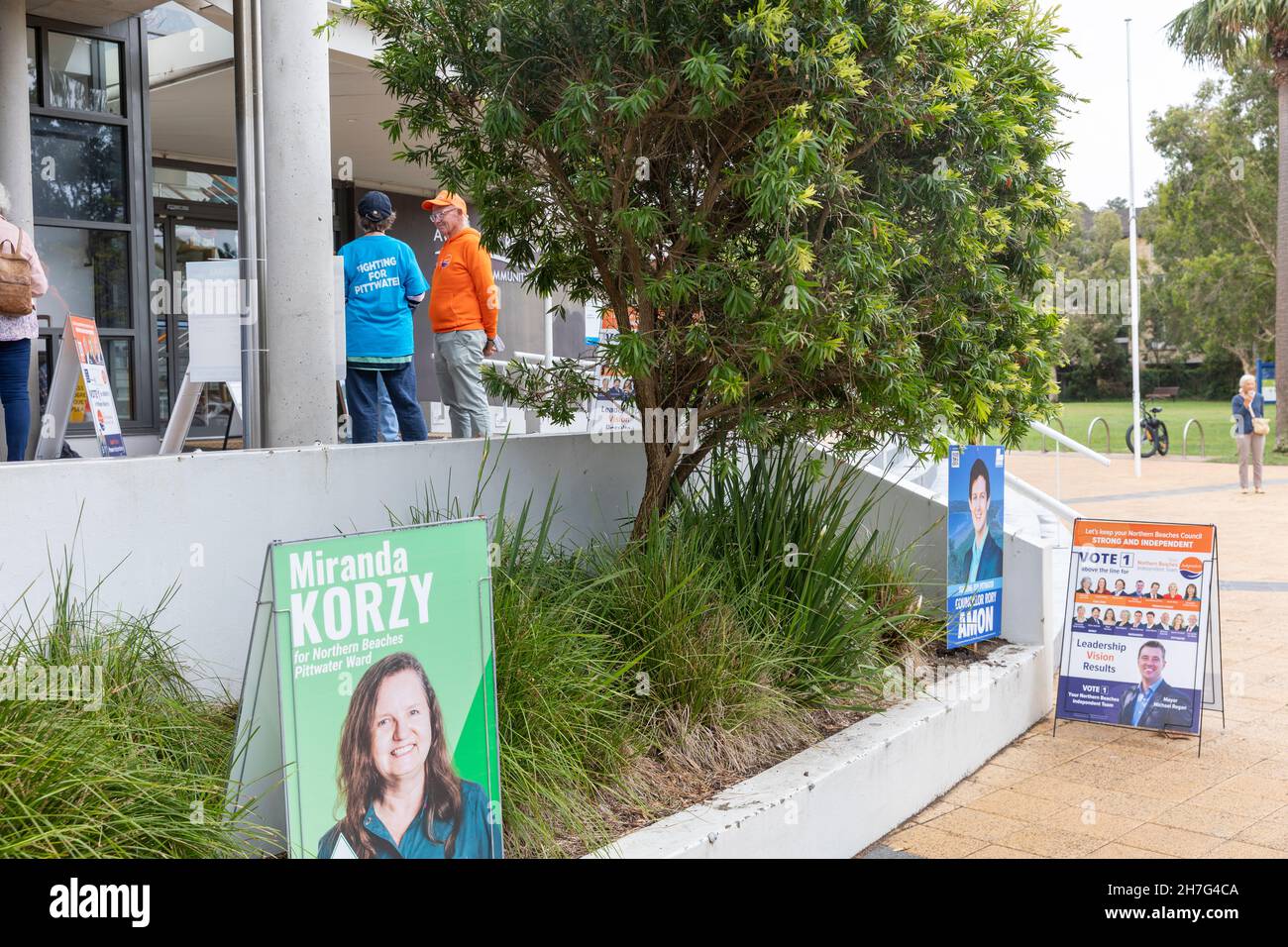 Australia consiglio elezioni per pittwater Ward sul Northern Beaches Council, candidati locali promuovere cartelli stand elettorale, Sydney, Australia Foto Stock