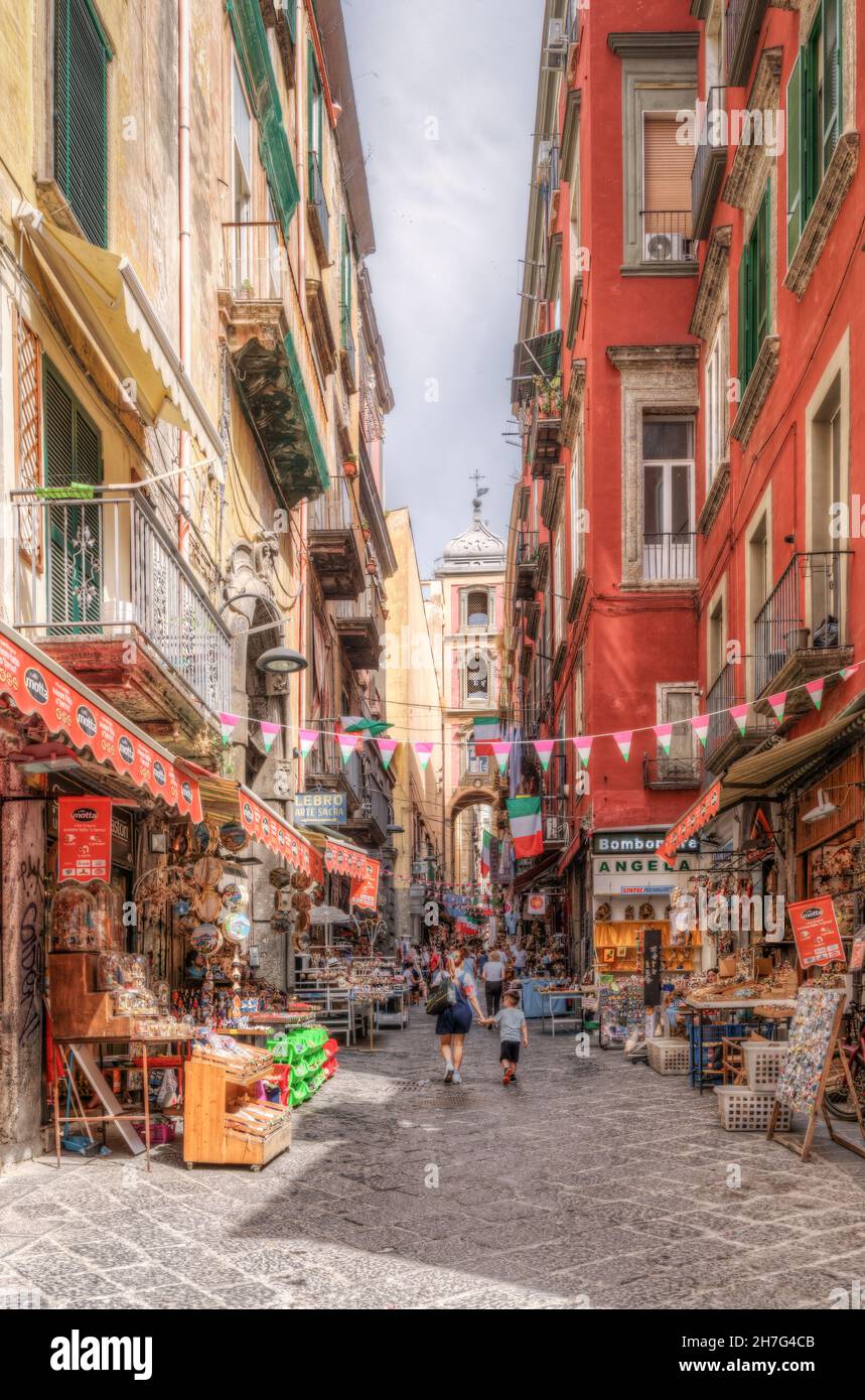 Napoli, Italia - giugno 29 2021: Via San Gregorio Armeno, la famosa via dei presepi Foto Stock