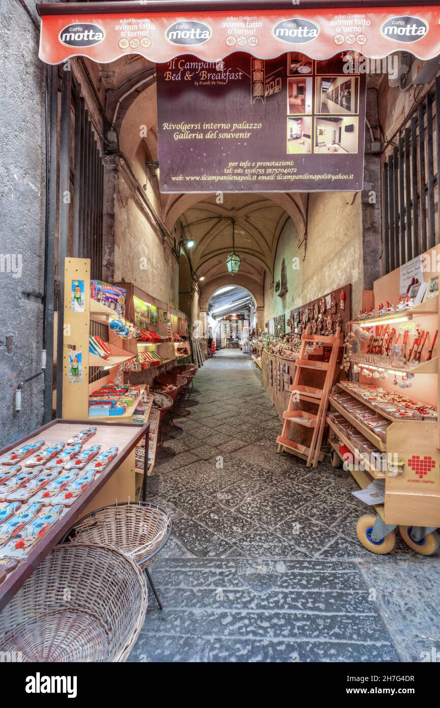 Napoli, Italia - giugno 29 2021: Bancarelle di souvenir in via San Gregorio Armeno, la famosa via dei presepi Foto Stock