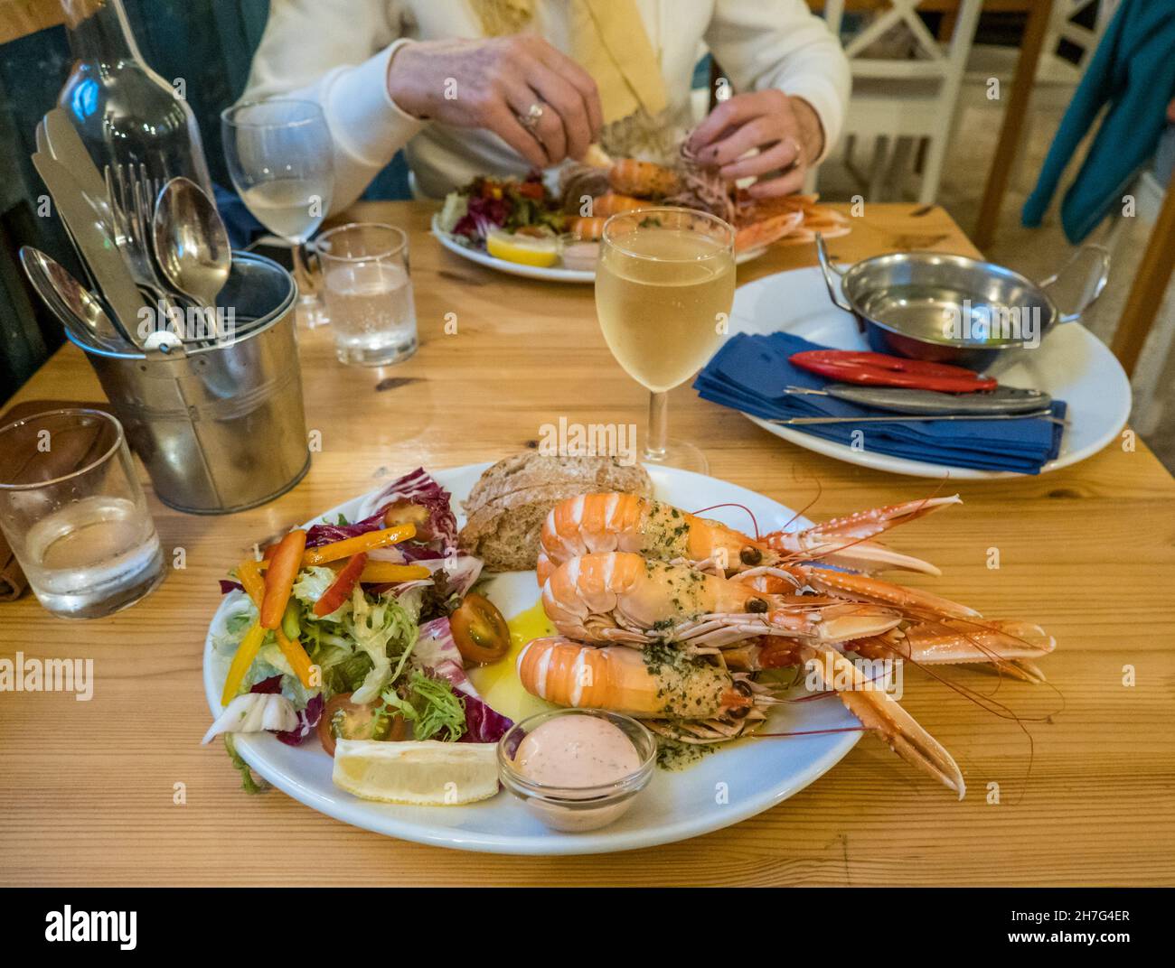 Regno Unito, Scozia, Ross and Cromarty, Lower Diabaig Village, Gille Brighde Cafe e Ristorante accanto a Loch Diabaig. Creel locale catturato langoustina. Foto Stock