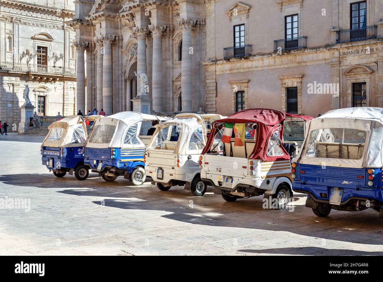 Siracusa Sicilia - Ottobre 20 2021: Carrozze moto parcheggiate nella sfilata sulla piazza del Duomo di Ortigia Foto Stock