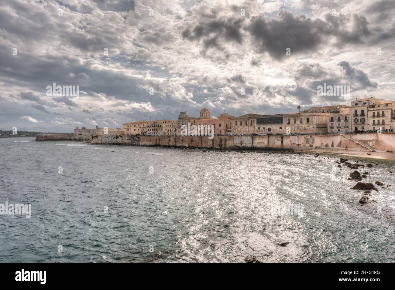 Il panorama mozzafiato del lungomare di Ortigia a Siracusa in Sicilia Foto Stock