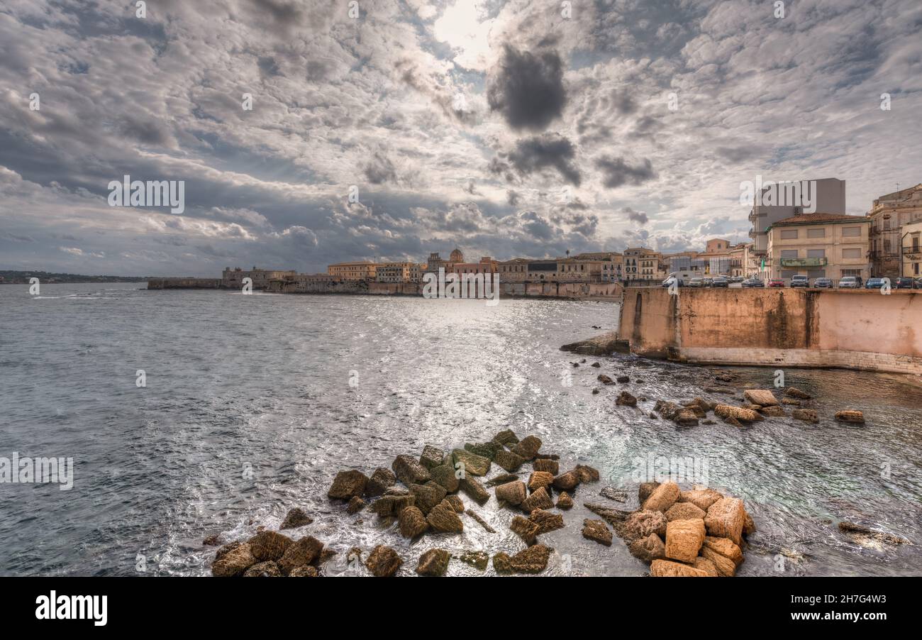 Siracusa Sicilia/ Italia - Ottobre 19 2021: Il panorama mozzafiato del lungomare di Ortigia a Siracusa Sicilia Foto Stock