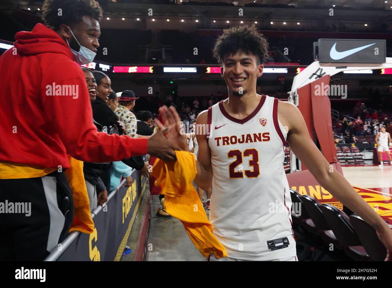 I Trojans della California meridionale avanzano Max Agbonkpolo (23) è accolto dai fan dopo la partita contro i Dixie state Trailblazers durante un NCAA college Foto Stock