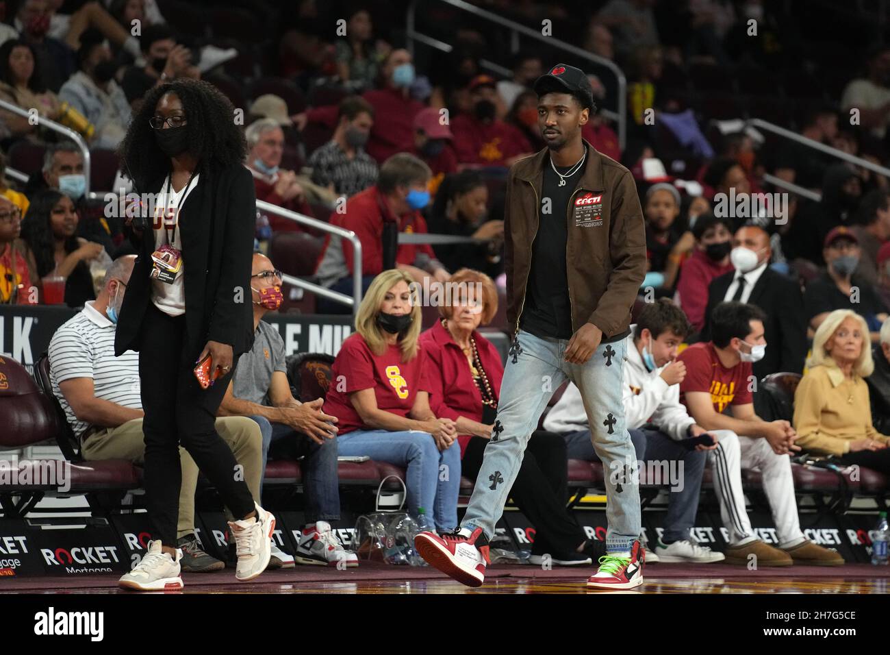 Jessica Onyepunuka (a sinistra) e Jonah Matthews partecipano alla partita di basket dell'università dell'NCAA tra i Trojan della California meridionale e il Dixie state T. Foto Stock