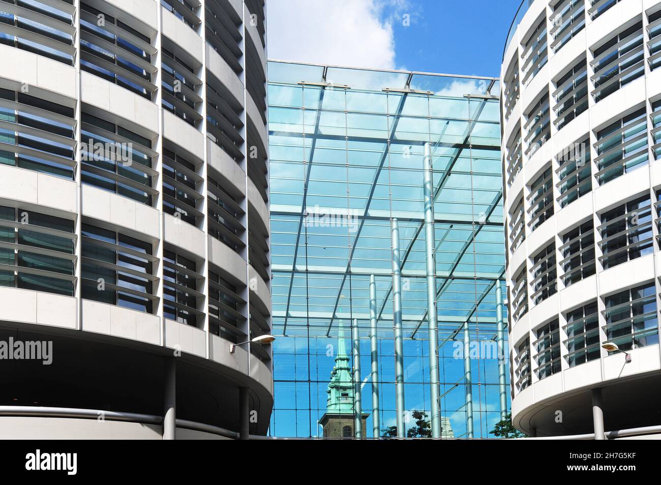 GRAN BRETAGNA. LONDRA. NUOVA ARCHITETTURA PRESSO LA CASA PERSONALIZZATA VICINO ALLA TORRE DI LONDRA. Foto Stock