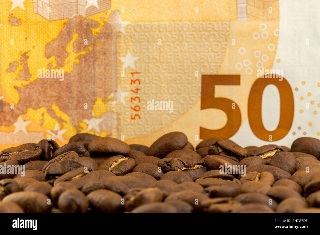 Chicchi di caffè arrosto con un costo di 50 euro. Alto prezzo del caffè. Pictute preso in buona luce artificiale. Foto Stock