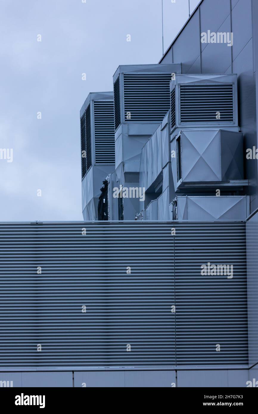 Aria condizionata e stazione di ventilazione HVAC sulla parte superiore dell'edificio. Foto scattata con la luce morbida e naturale. Foto Stock