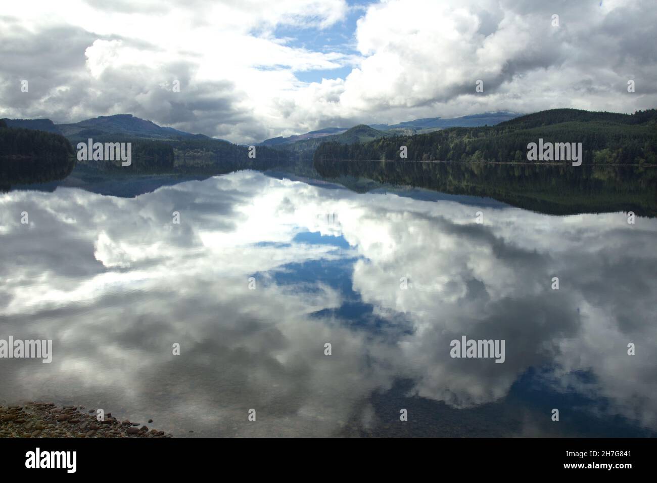 Cielo coperto riflesso su un grande lago Foto Stock