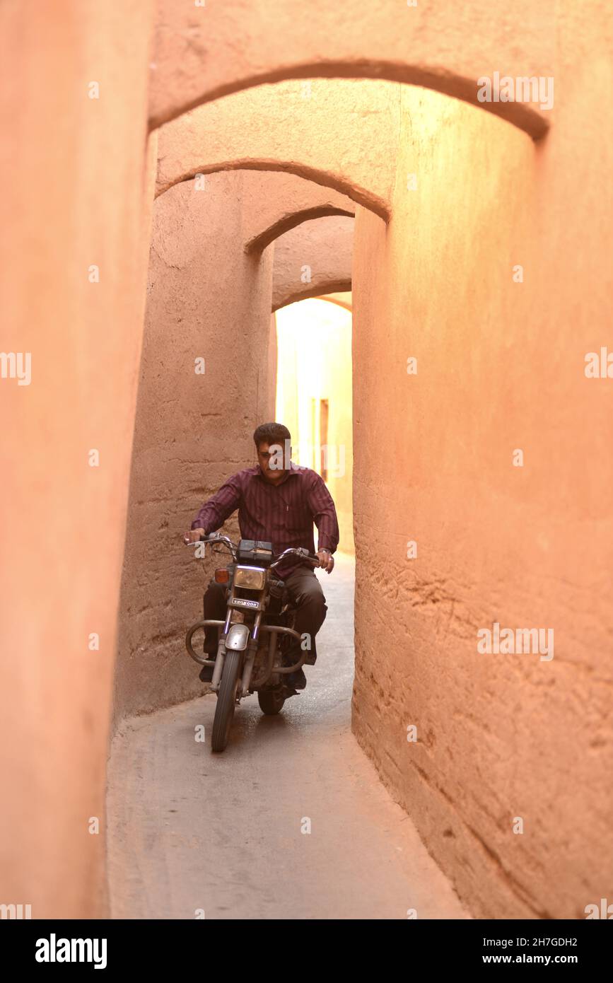 IRAN. YAZD. MOTO IN UNO STREET TRADIZIONALE DELLA CITTÀ VECCHIA. Foto Stock